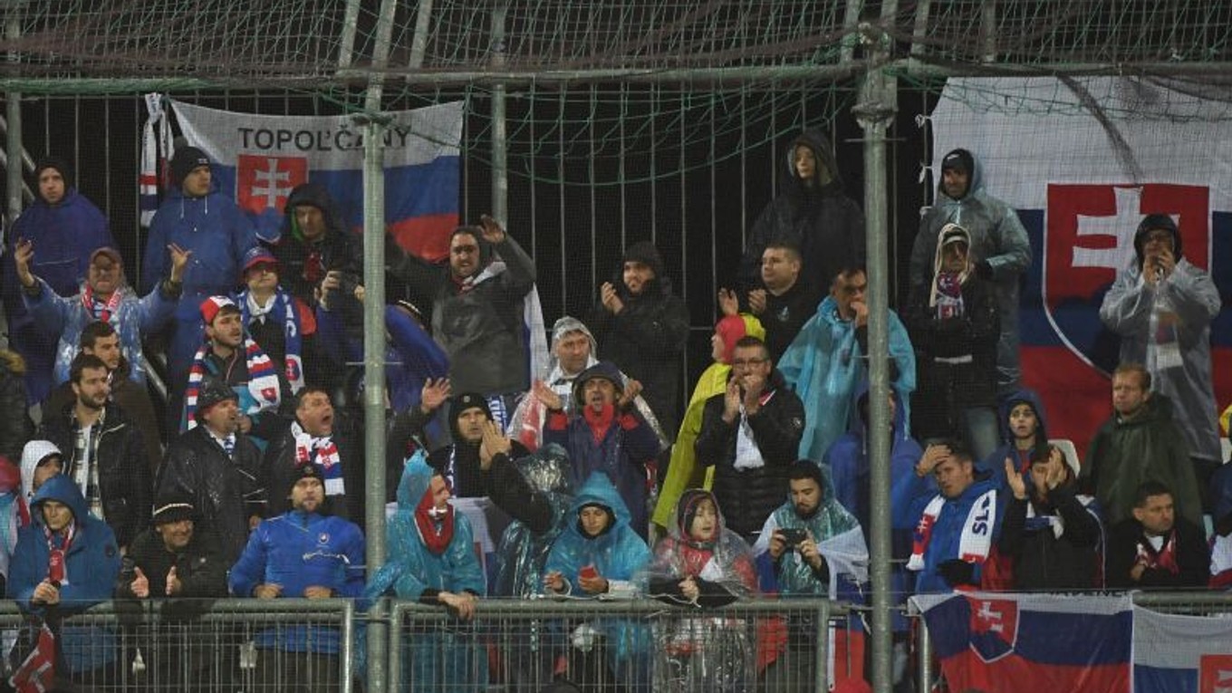 Slovenskí diváci povzbudzujú počas kvalifikačného zápasu E-skupiny EURO 2020 Chorvátsko - Slovensko v Rijeke.