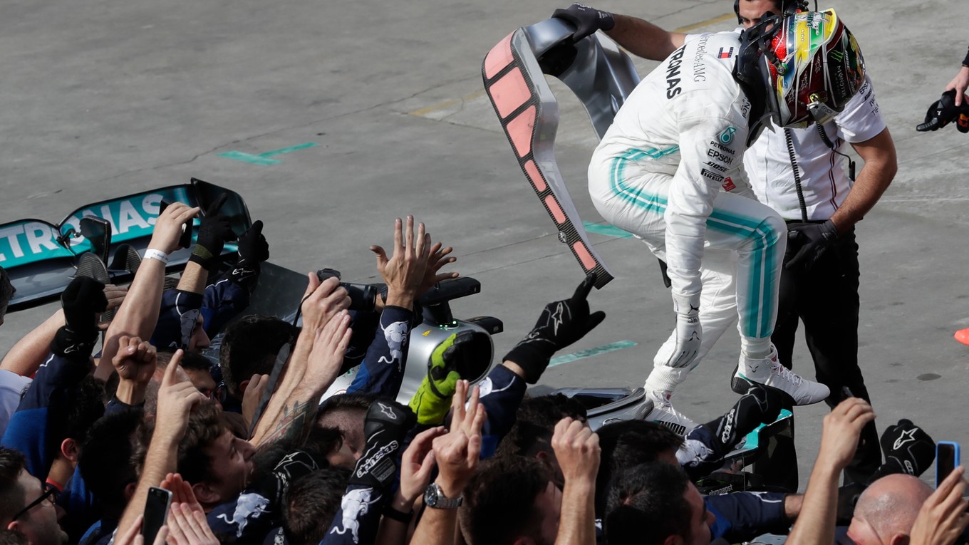Lewis Hamilton vyskakuje z monopostu.