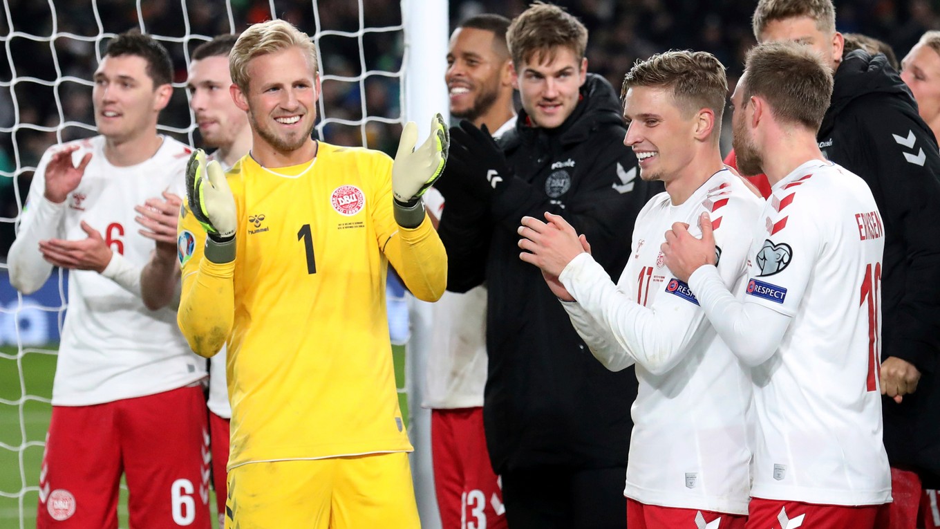 Dánsky brankár Kasper Schmeichel (druhý zľava) oslavuje so spoluhráčmi na ihrisku po postupe na ME na konci zápasu D-skupiny Írsko - Dánsko.