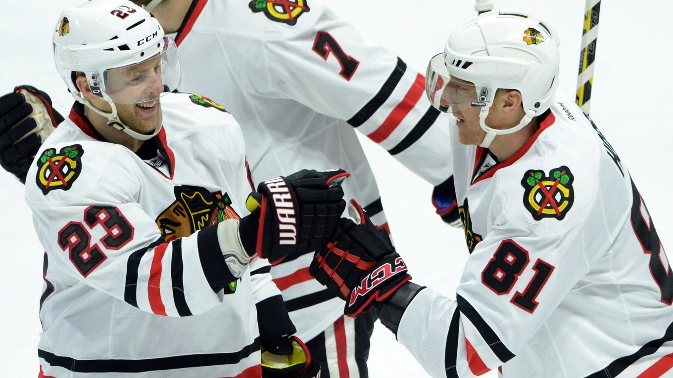 Kris Versteeg (vľavo) získal Stanley Cup s Chicagom, keď zaň hral aj Marián Hossa.