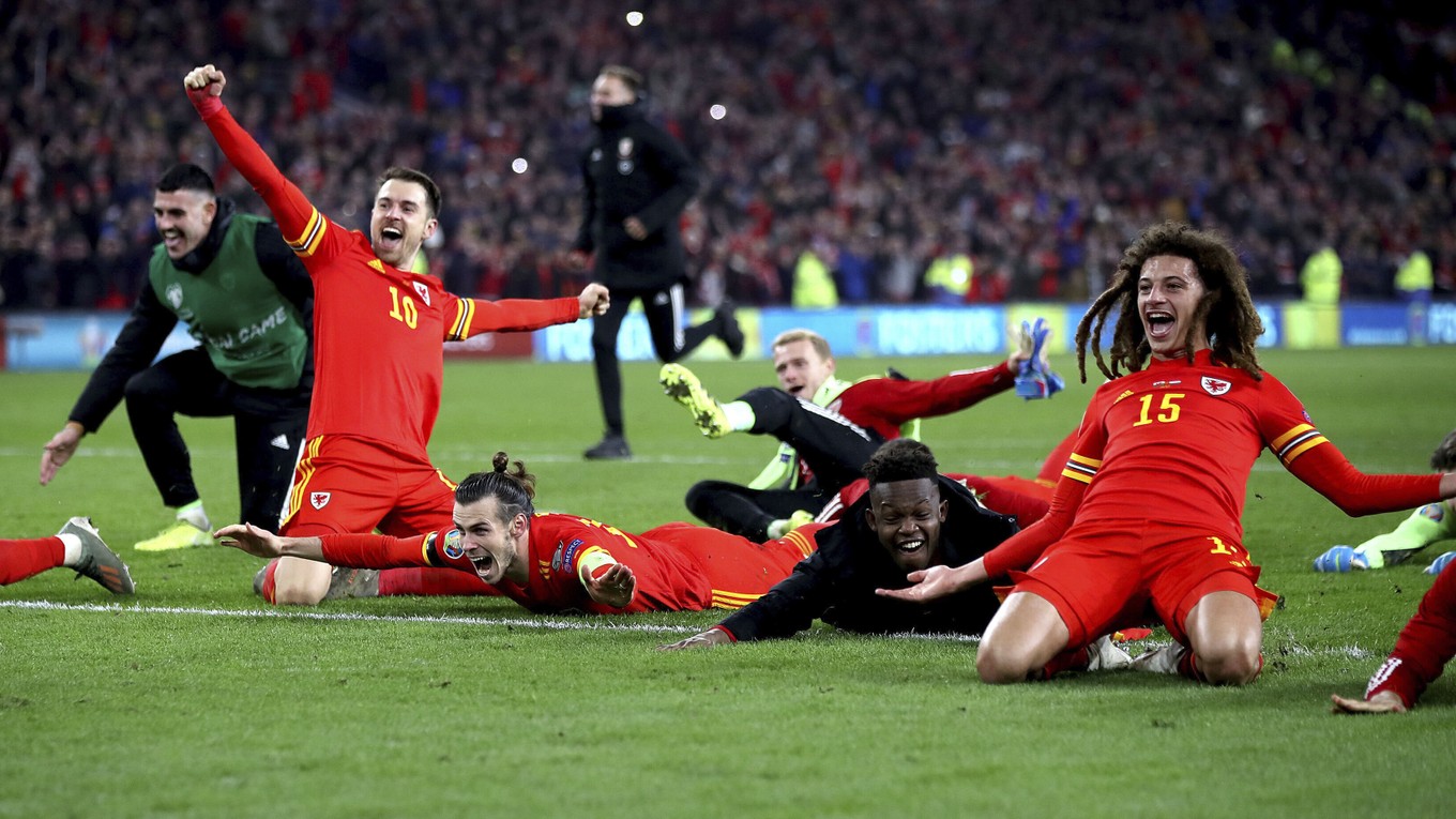Gareth Bale (na zemi v strede) oslavuje postup na EURO.
