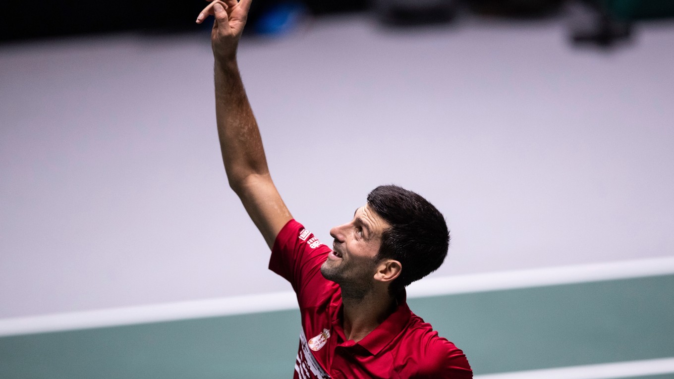 Srbský tenista Novak Djokovič sa teší po víťazstve nad Japoncom Jošihitom Nišiokom v zápase A-skupiny finálového turnaja Davisovho pohára Srbsko - Japonsko.