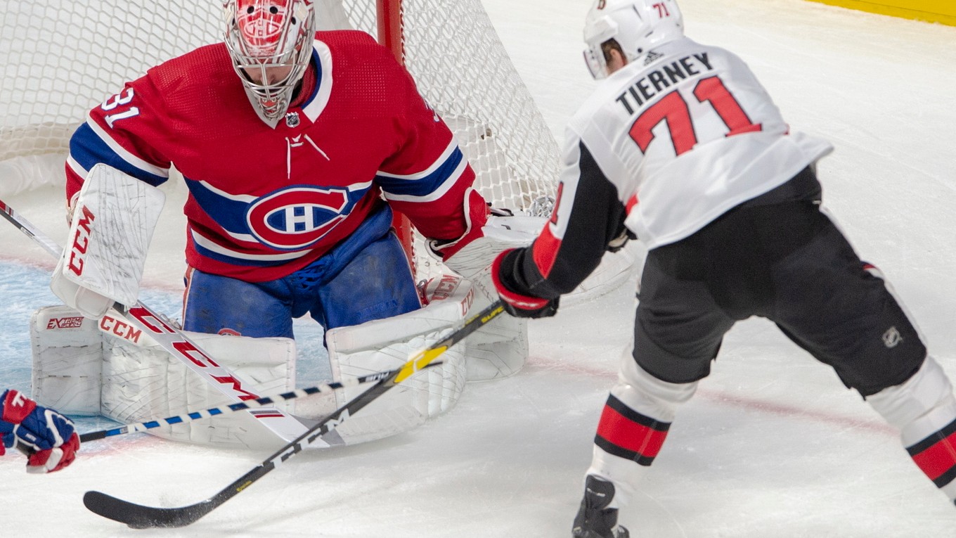 Carey Price (vľavo) a jeho zákrok proti Chrisovi Tierneyovi v zápase základnej časti NHL 2019/2020 Montreal Canadiens - Ottawa Senators.