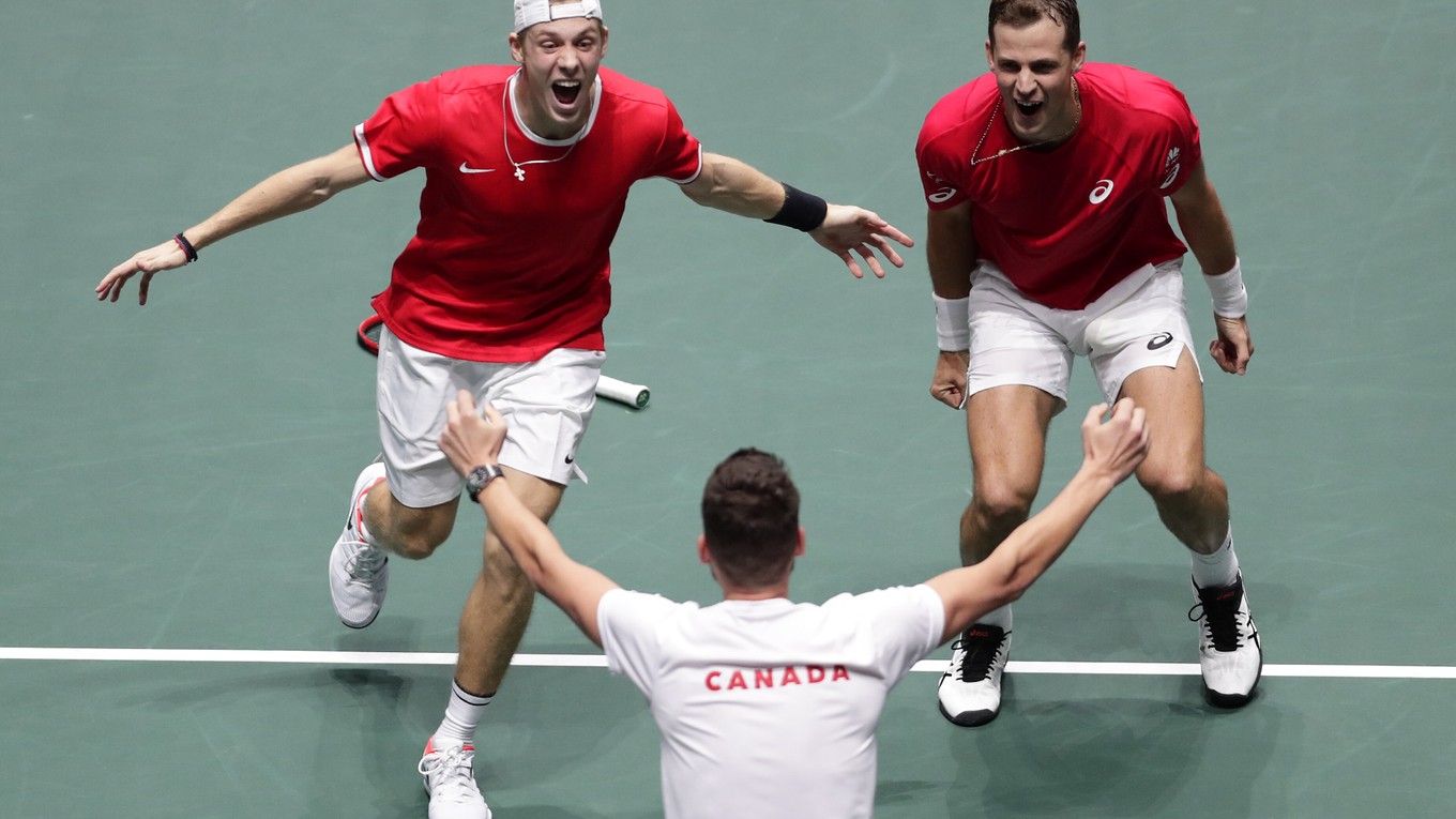 Vasek Pospisil (vpravo) a Denis Shapovalov sa tešia z postupu do semifinále Davis cupu.