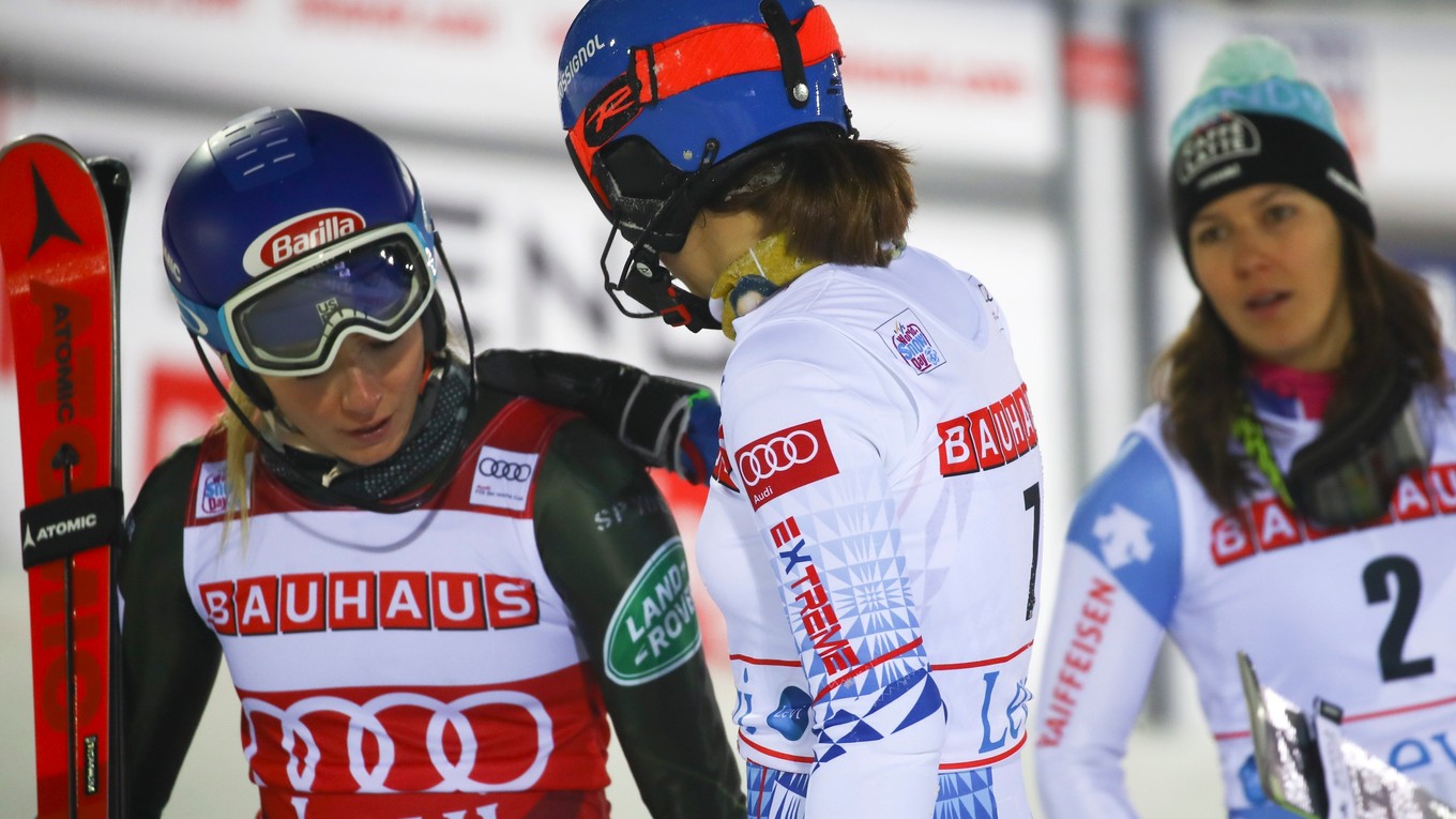 Petra Vlhová (v strede) v cieli po páde v 2. kole slalomu v Levi s Mikaelou Shiffrinovou (vľavo) a Wendy Holdenerovou.