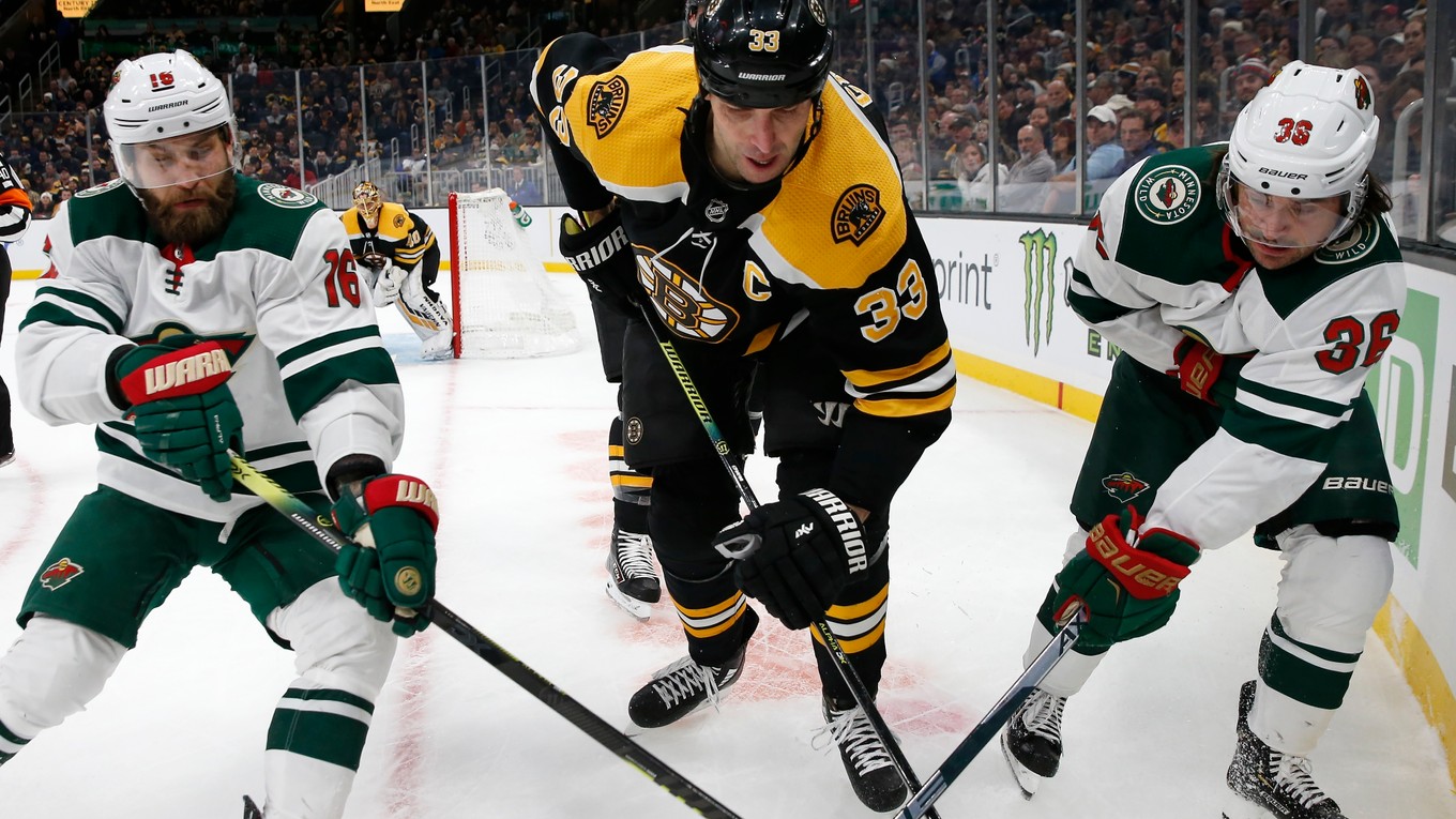 Zdeno Chára (uprostred) v zápase základnej časti NHL 2019/2020 Boston Bruins - Minnesota Wild.