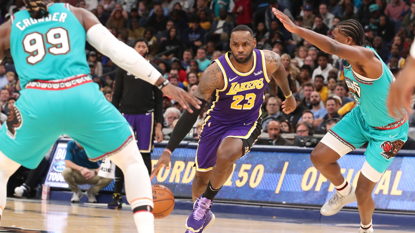 LeBron James (uprostred) v zápase základnej časti NBA 2019/2020 Memphis Grizzlies - Los Angeles Lakers.