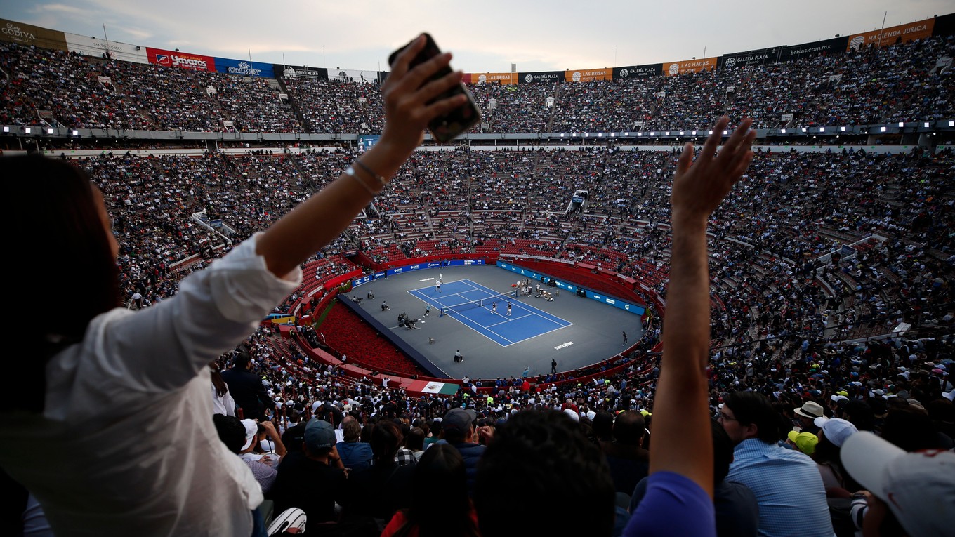 Štadión Plaza de Toros v Mexico City počas exhibičného duelu medzi Rogerom Federerom a Alexandrom Zverevom.