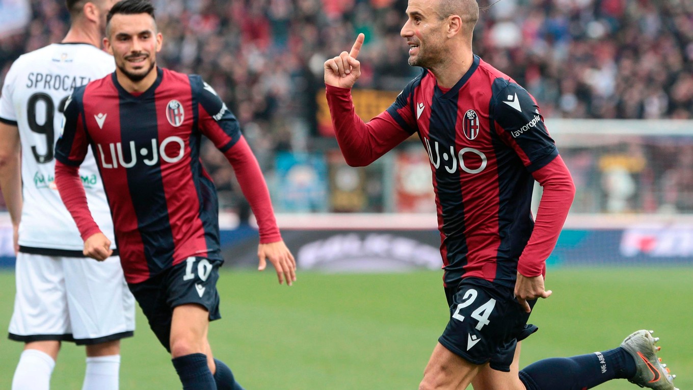 Rodrigo Palacio (vpravo) oslavuje gól v zápase Serie A 2019/2020 FC Bologna - Parma Calcio.