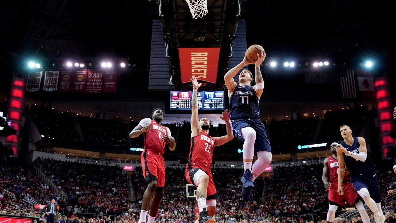 Luka Dončič zakončuje do koša Houstonu.