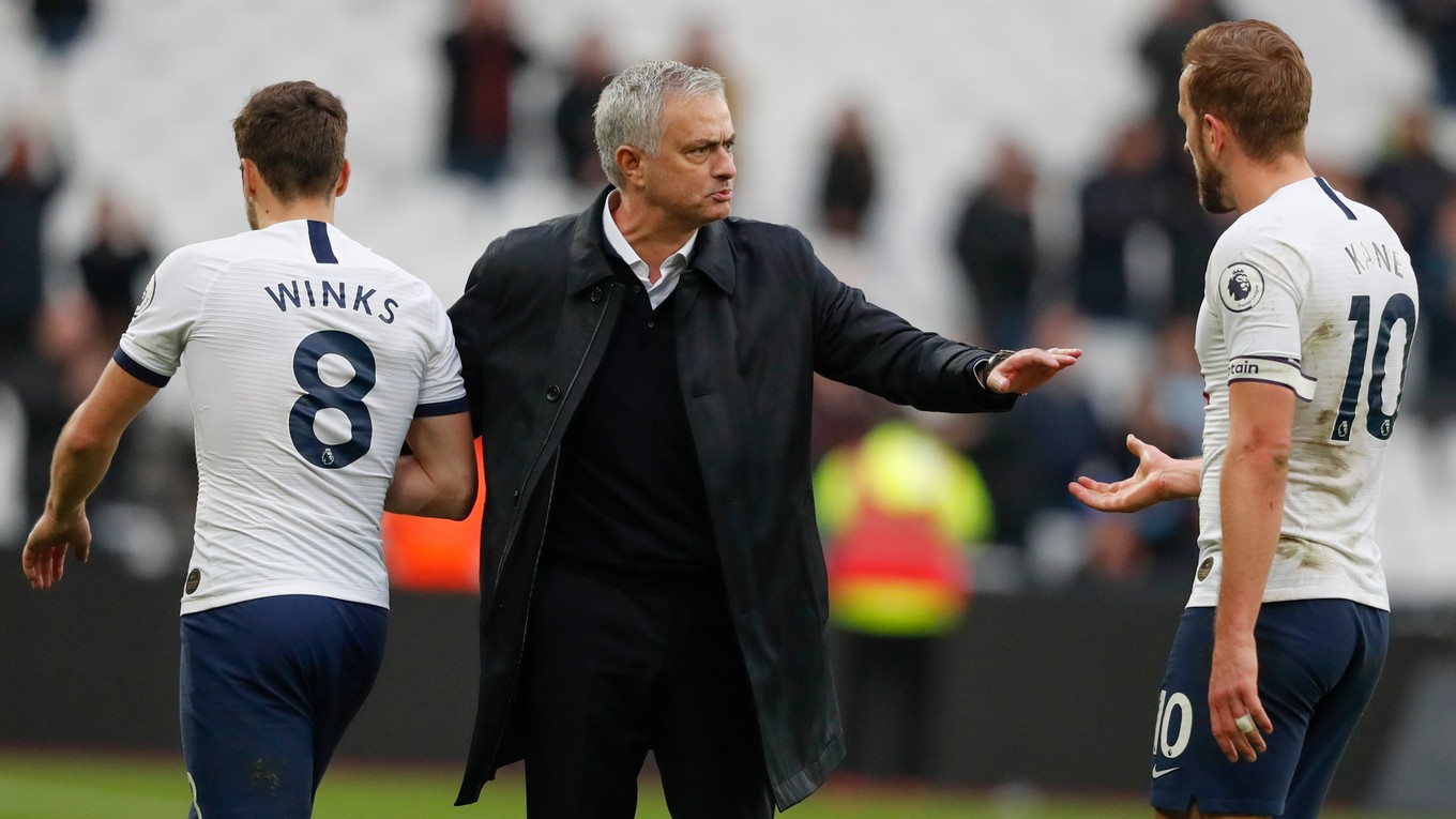 José Mourinho debatuje s útočníkom Tottenhamu Harrym Kaneom.