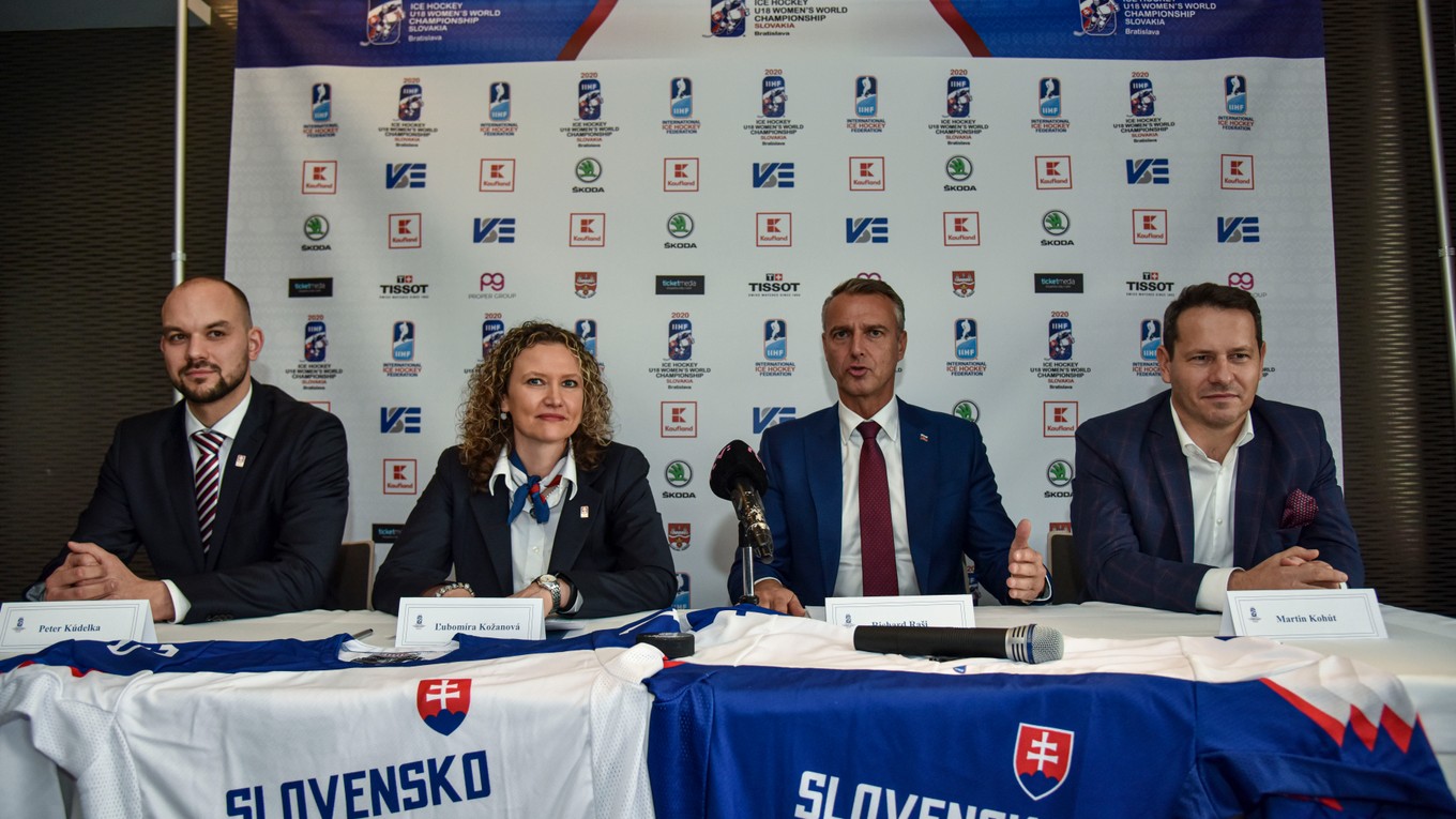 Zľava tréner Peter Kúdelka, šéfka organizačného výborz Ľubomíra Kožanová, Richard Raši a Martin Kohút.