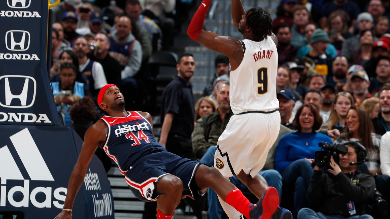 Momentka zo zápasu Denver - Washington.