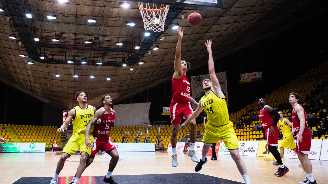 Zľava: Lee Skinner z BK Inter Bratislava, Betinho Gomes a Arnette Hallman, obaja z SL Benfica a David Abrhám z BK Inter Bratislava počas basketbalového zápasu 6. kola A-skupiny Európskeho pohára FIBA mužov 2019/2020 medzi BK Inter Bratislava - SL Benfica.