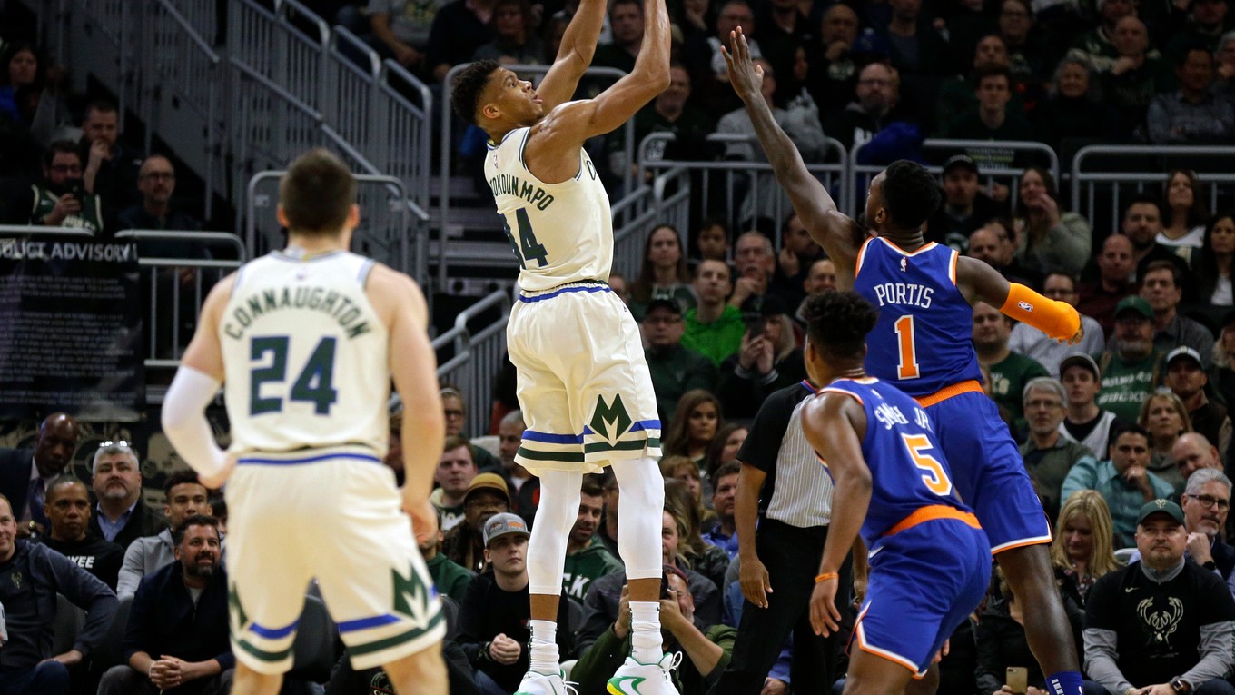 Giannis Antetounmpo v zakončení na kôš Knicks.