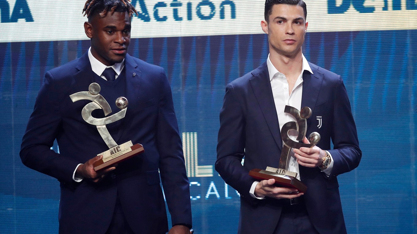 Cristiano Ronaldo a ďalší ocenený Duvan Zapata z tímu Atalanta Bergamo.