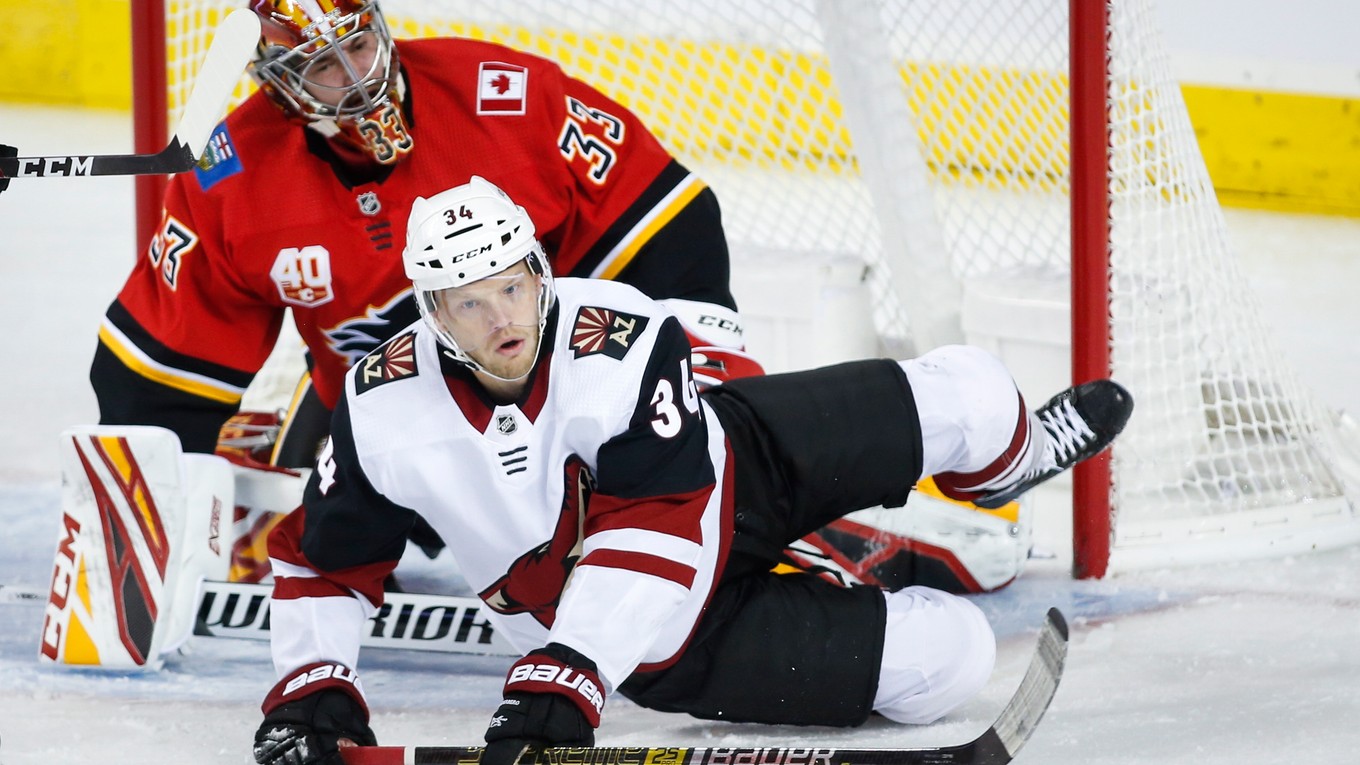 Carl Soderberg pred brankárom Calgary Davidom Rittichom.