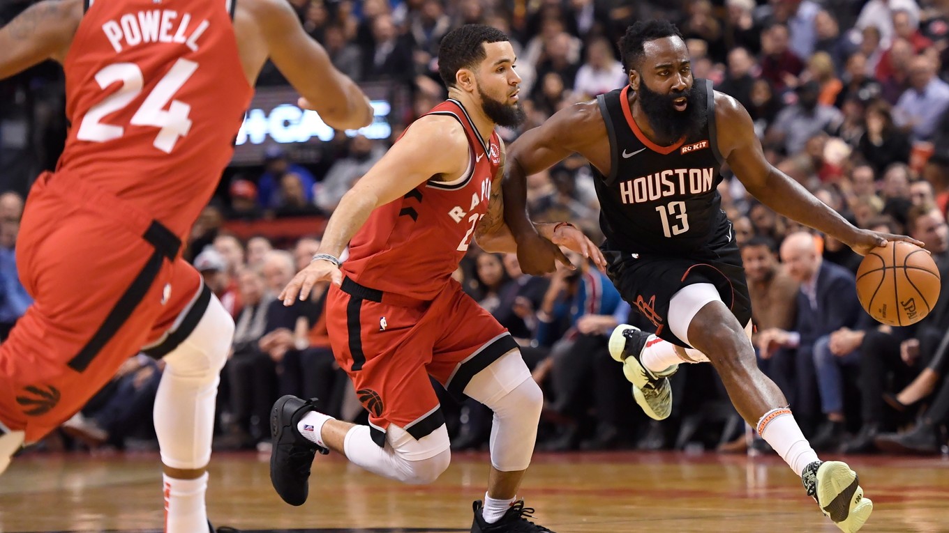 James Harden (vpravo) počas zápasu základnej časti NBA 2019/2020 Toronto Raptors - Houston Rockets.
