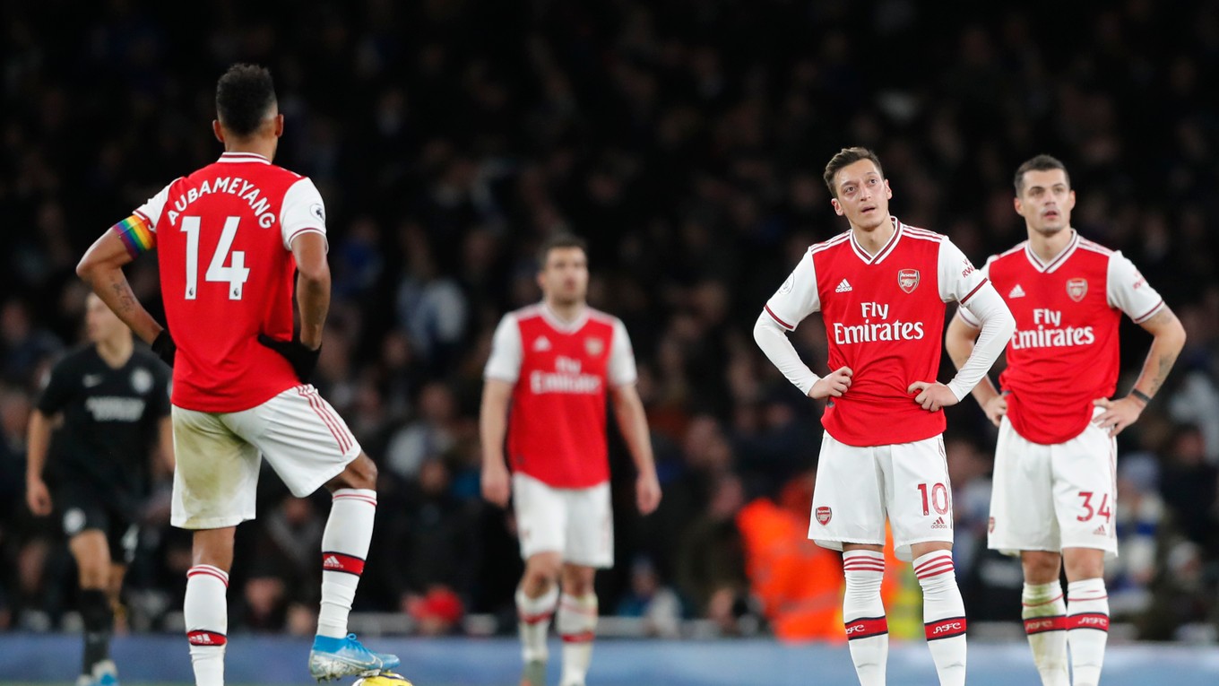 Hráči Arsenalu stoja v kruhu po góle Neala Maupaya z Brightonu počas zápasu 15. kola anglickej Premier League.
