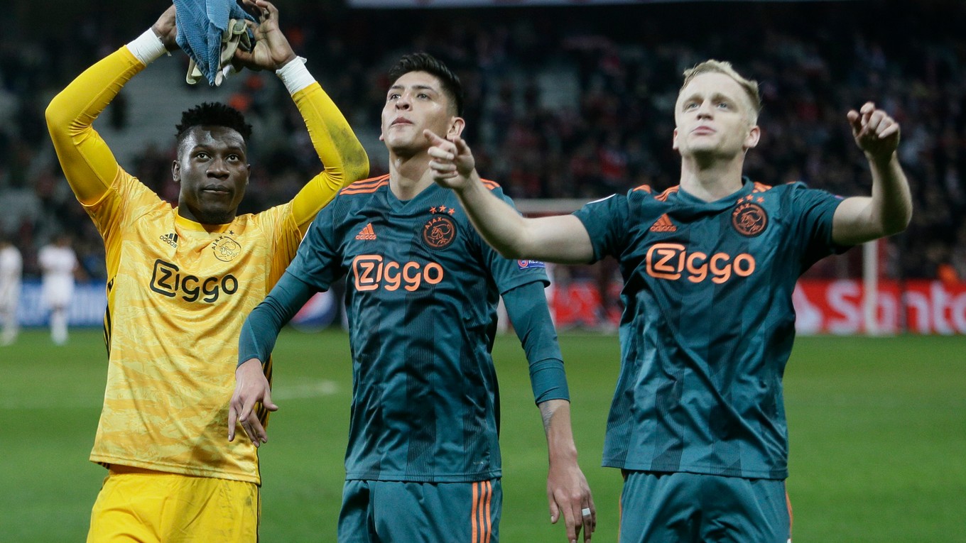 Donny van de Beek (vpravo).