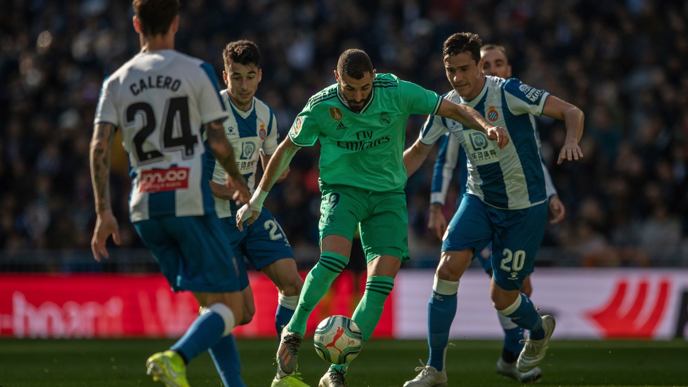 Karim Benzema (v strede) v zápase 16. kola La Ligy 2019/2020 Real - Madrid - Espanyol Barcelona.