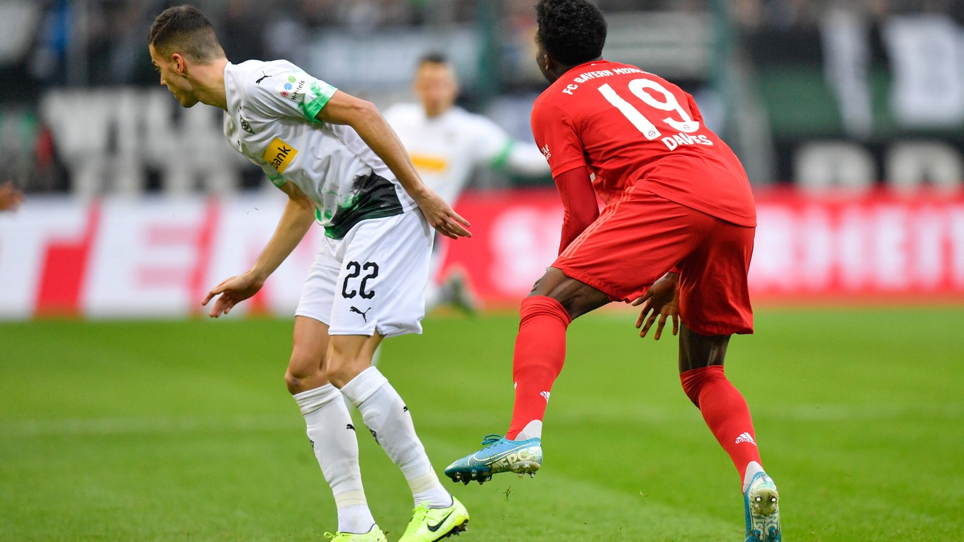 Lászlo Bénes (vľavo) a Alphonso Davies v súboji v zápase 14. kola Bundesligy 2019/2020 Borussia Mönchengladbach - Bayern Mníchov.