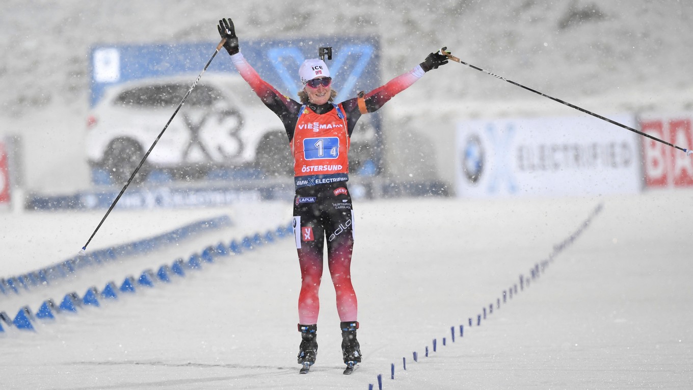 Nórka Marte Olsbu Roiselandová v cieli prvých štafetových pretekov novej sezóny Svetového pohára v biatlone vo švédskom Östersunde.