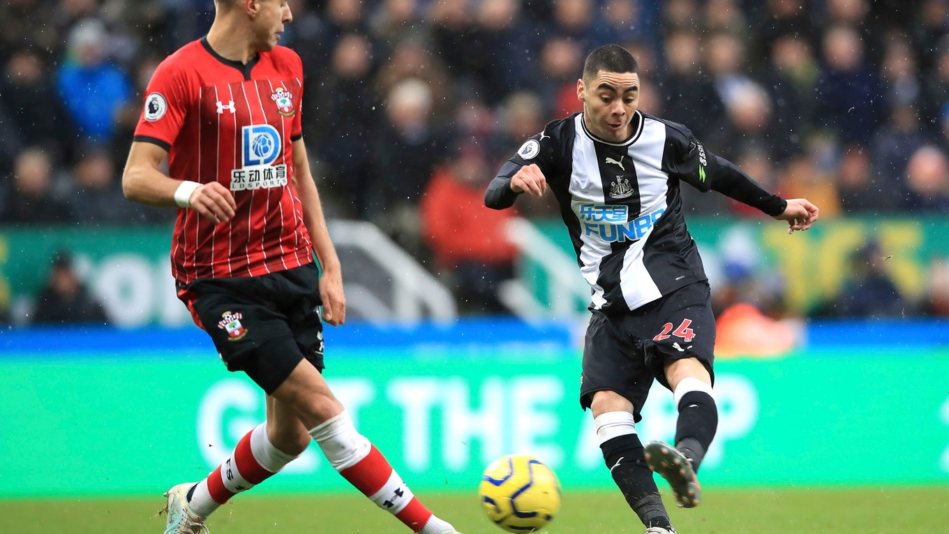 Miguel Almirón (vpravo) a jeho strelecký pokus v zápase Premier League 2019/2020 Newcastle United - FC Southampton.
