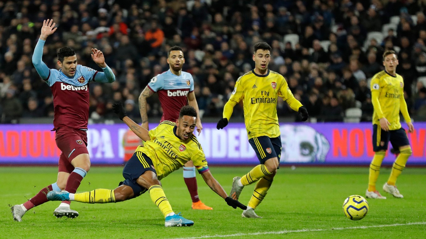 Pierre-Emerick Aubameyang strieľa tretí gól Arsenalu v zápase proti West Hamu.
