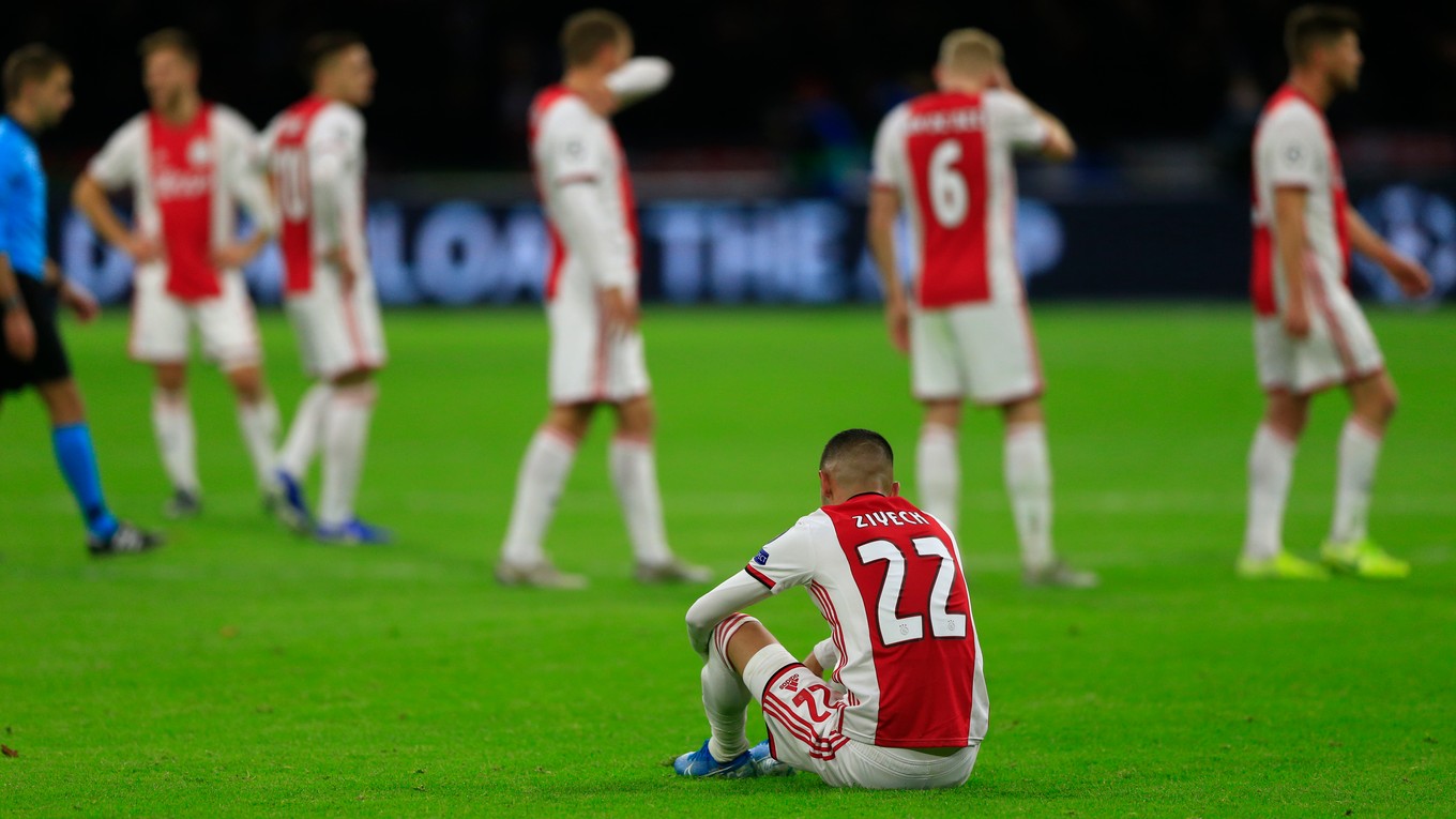 Smutní hráči Ajaxu Amsterdam po vypadnutí z Ligy majstrov 2019/2020.