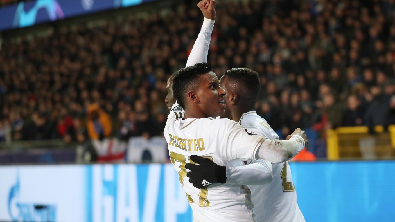 Rodrygo (vľavo) oslavuje gól v zápase Ligy majstrov 2019/2020 FC Bruggy - Real Madrid.