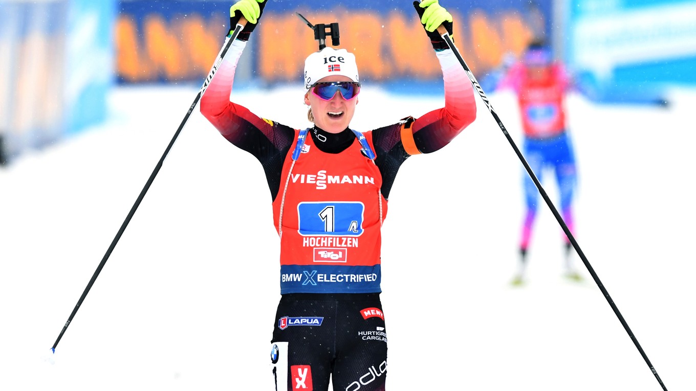 Nórka Marte Olsbuová Röiselandová sa teší po triumfe v sobotňajšej štafete žien na 4x6 km Svetového pohára v rakúskom Hochfilzene.