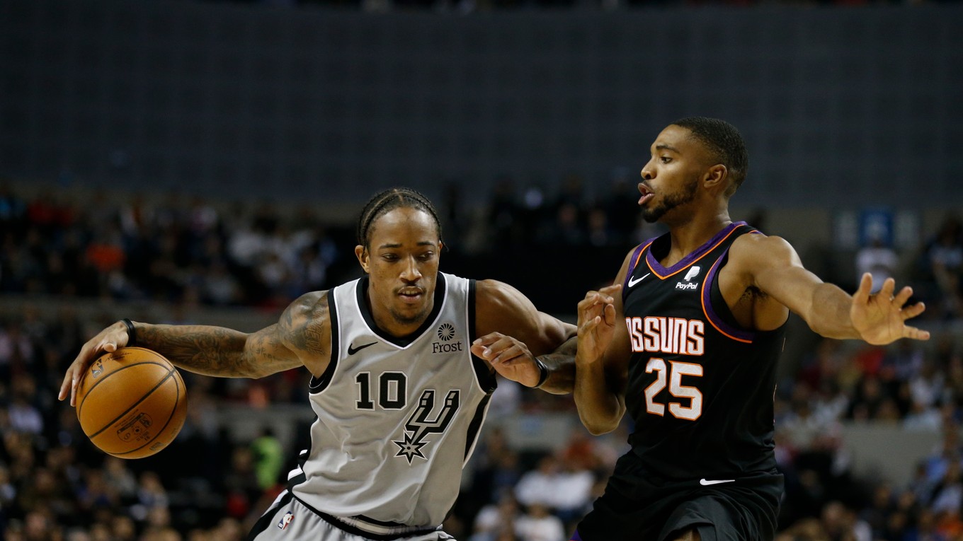 DeMar DeRozan (vľavo) a Mikal Bridges v zápase základnej čast NBA 2019/2020 Phoenix Suns - San Antonio Spurs.
