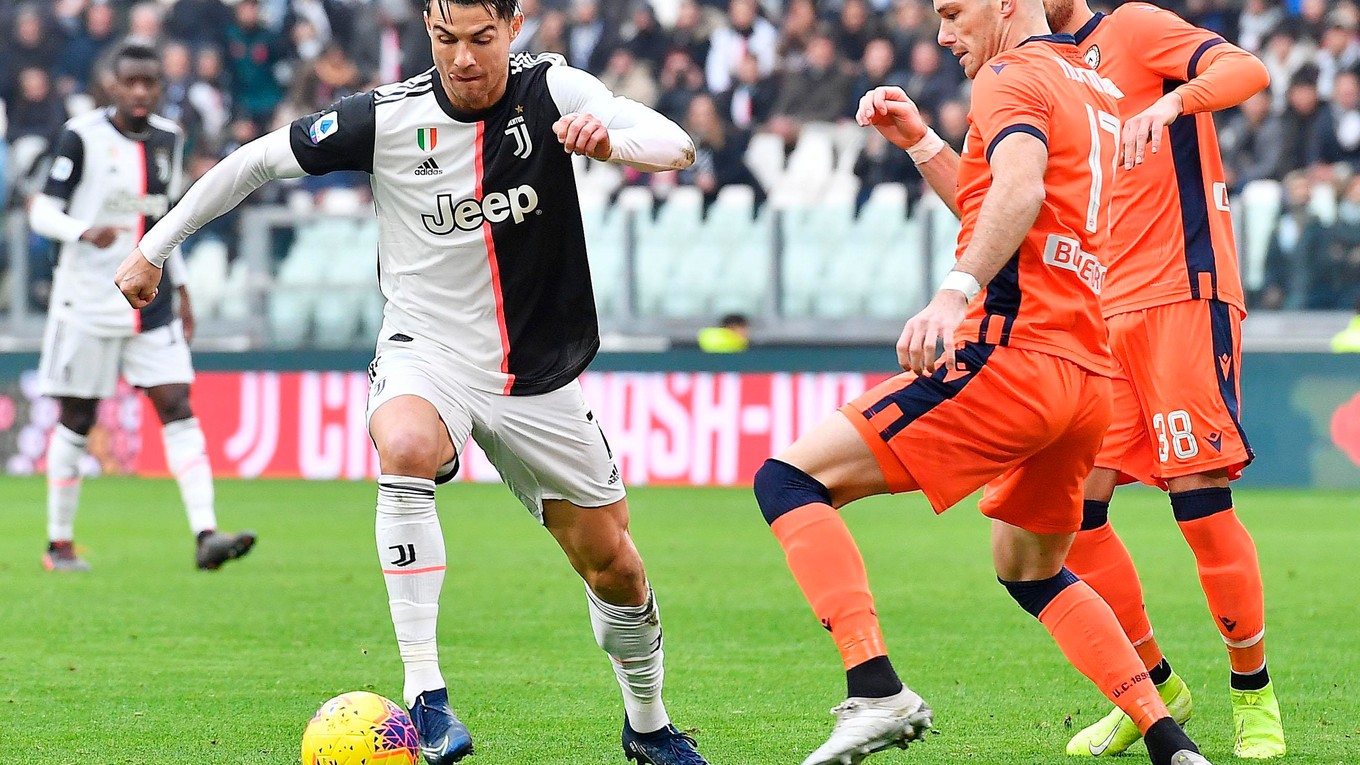 Cristiano Ronaldo (vľavo) v zápase Serie A 2019/2020 Juventus Turín - Udinese Calcio.