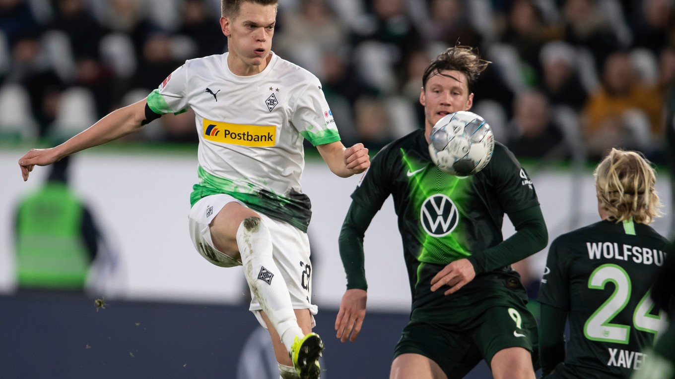 Matthias Ginter (vľavo) a Wout Weghorst v zápase Bundesligy 2019/2020 VfL Wolfsburg - Borussia Mönchengladbach.