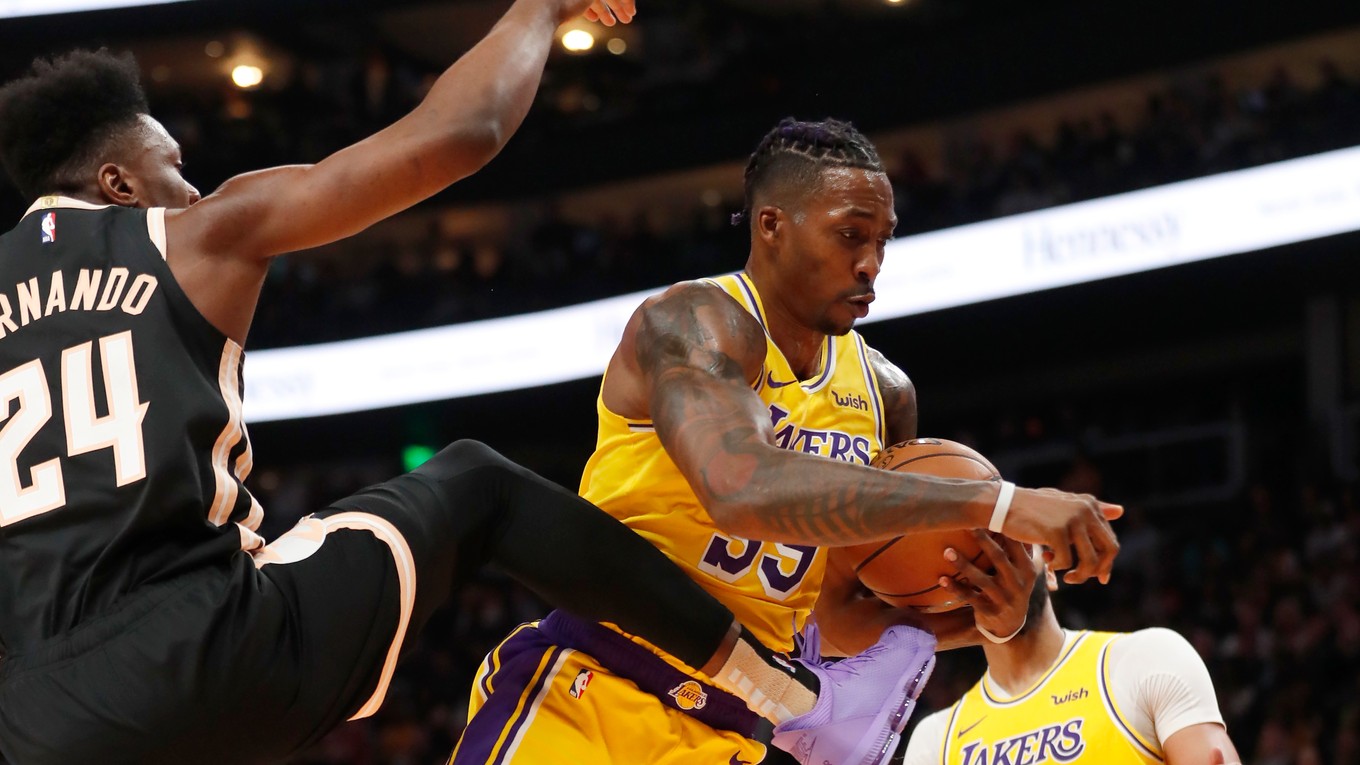 Dwight Howard z Los Angeles Lakers doskakuje pred súperom Brunom Fernandom z Atlanty.