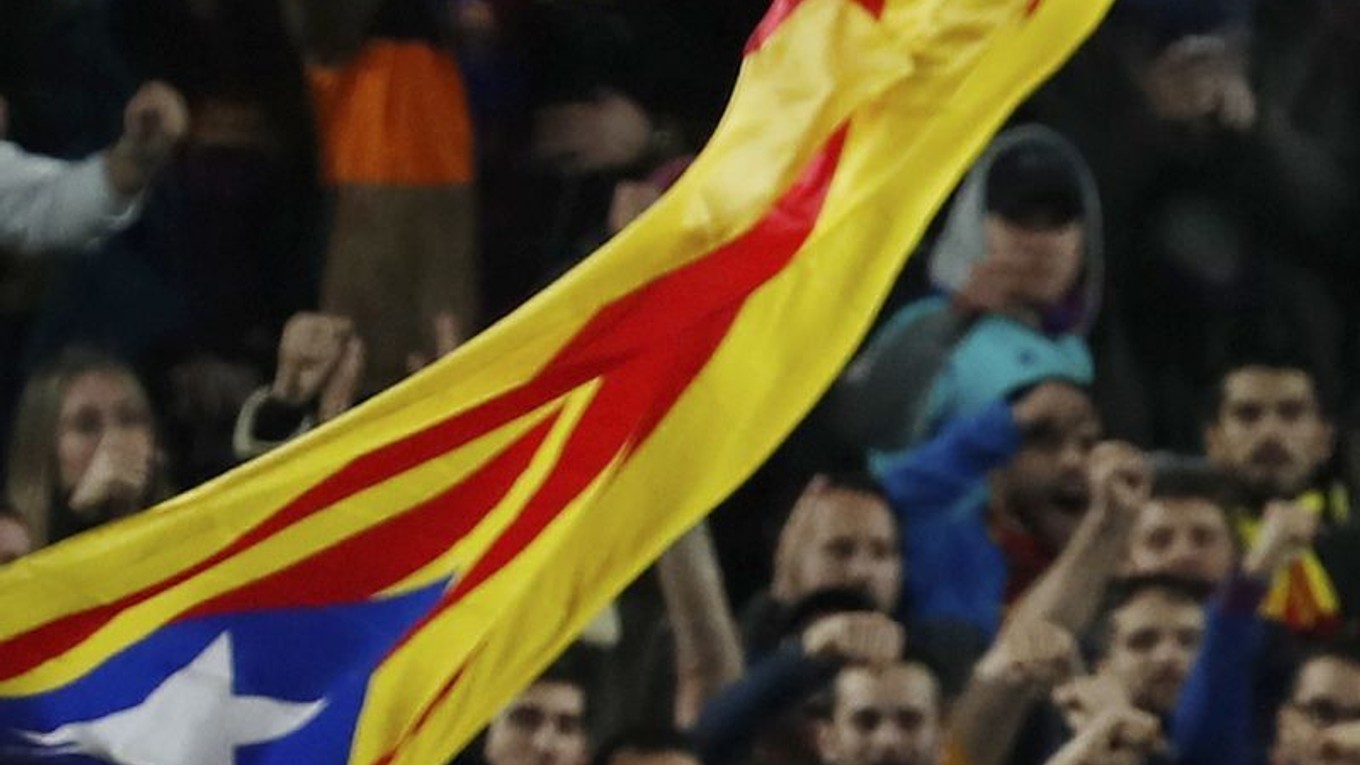 Vlajka Katalánska na tribúne Camp Nou.