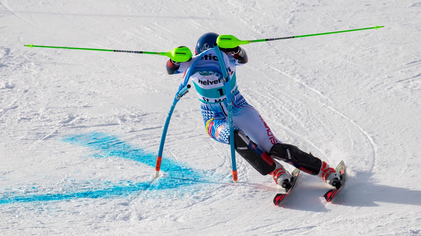 Petra Vlhová v priebehu semifinálovej jazdy paralelného slalomu vo švajčiarskom St. Moritzi.