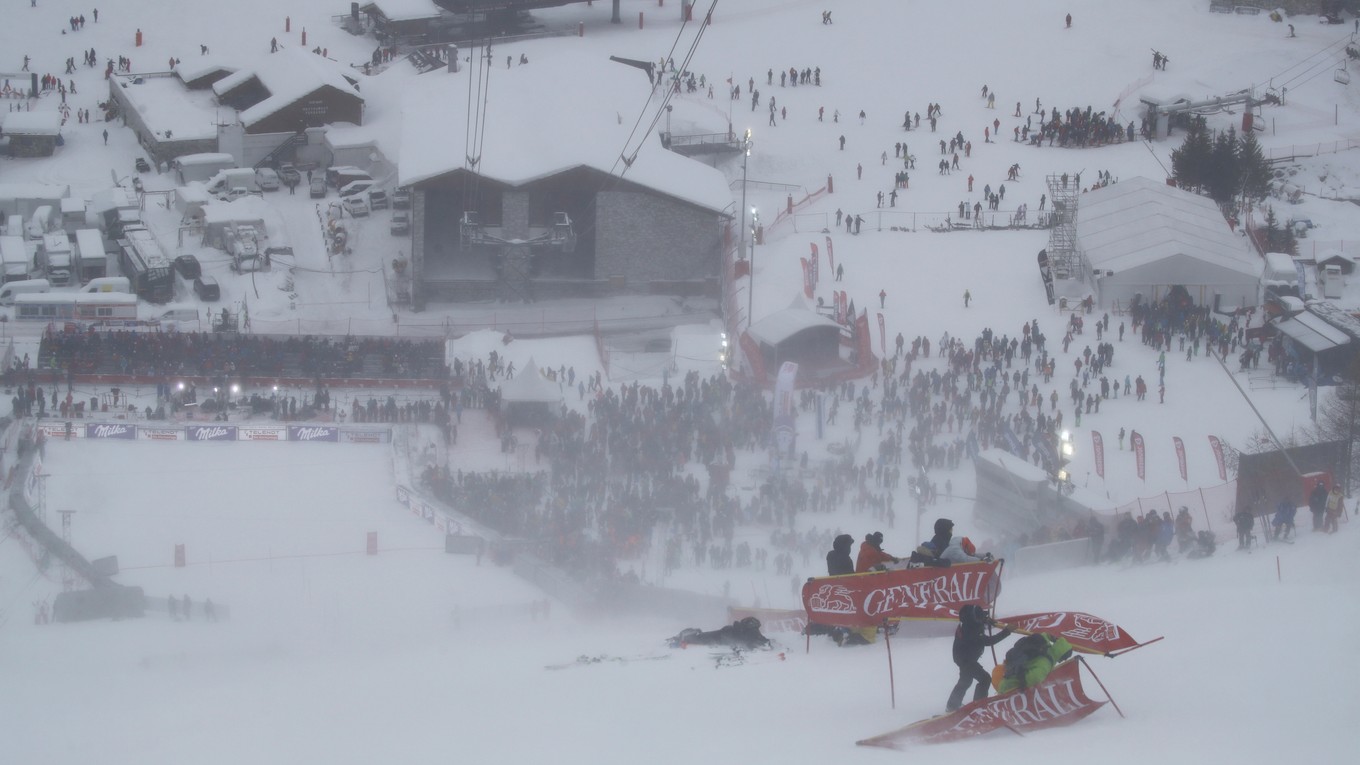 Silný vietor vo Val d'Isere znemožnil organizátorom uskutočniť naplánovaný program.