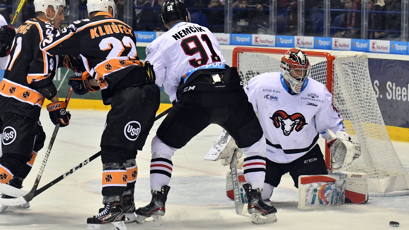 Zľava hráč HC Košice Branislav Rapáč a Pavel Klhůfek  a hráči HC 05 iClinic Banská Bystrica Martin Nemčík a brankár Tyler Beskorowany v zápase 31. kola Tipsport Ligy HC Košice – HC 05 iClinic Banská Bystrica.
