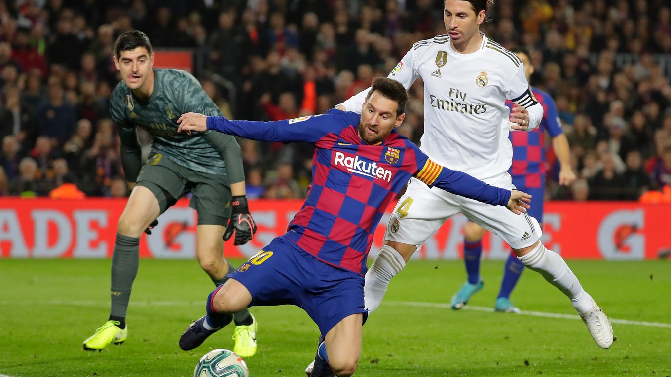 Lionela Messiho bráni Sergio Ramos, súboj sleduje brankár Realu Thibaut Courtois.