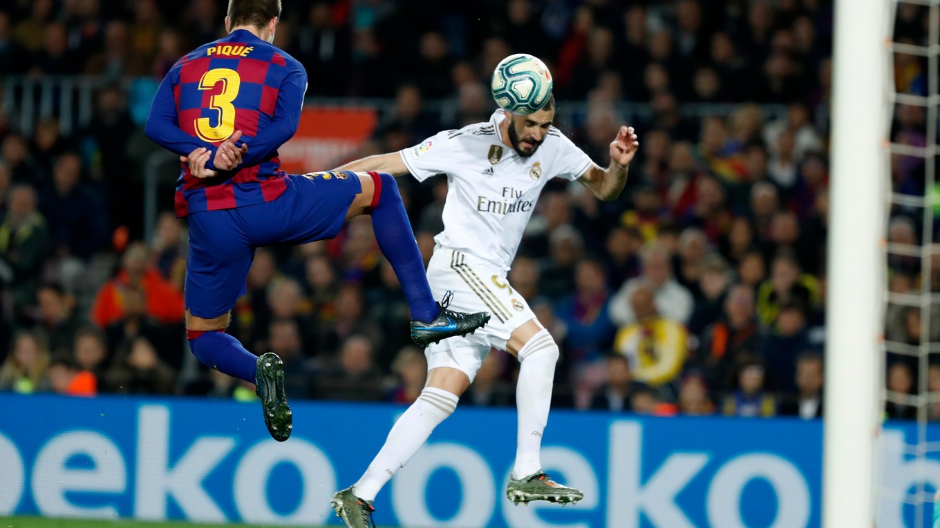 Hlavičkový pokus Karima Benzemu, ktorého bráni Gerard Piqué.