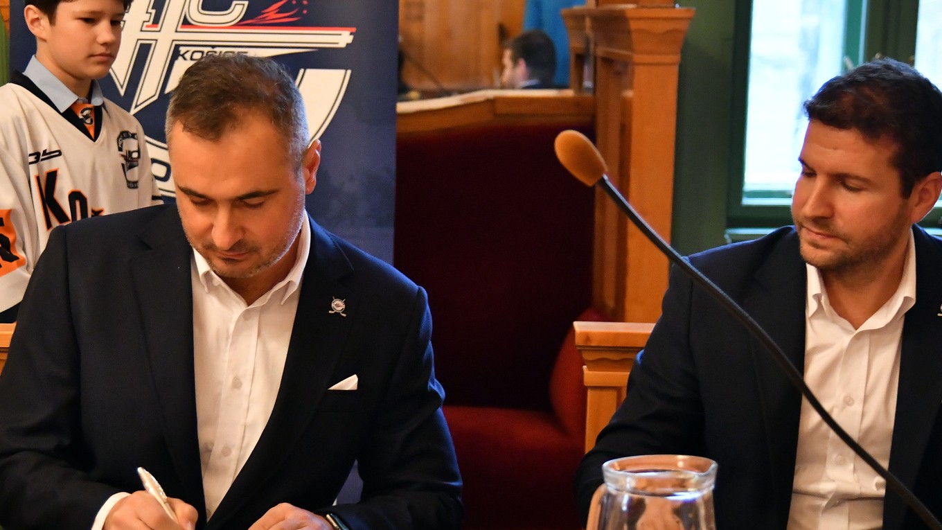 Zástupcovia HC Košice Norbert Koch a Tomáš Kuriatnik počas podpisu dohody.