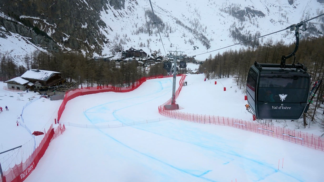 Prázdna trať zjazdu vo francúzskom stredisku Val D'Isere.