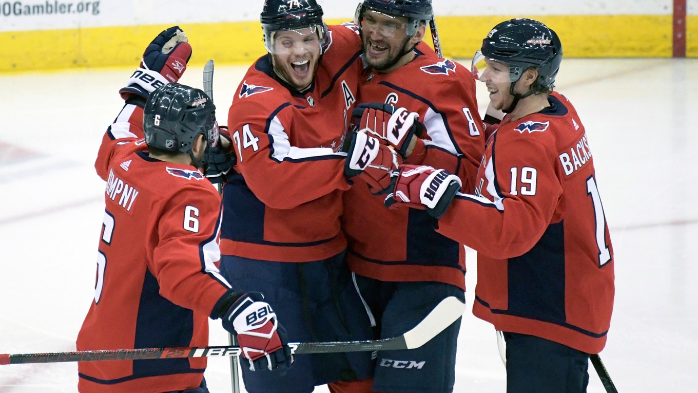Hokejisti Washingtonu Capitals oslavujú gól v zápase proti New Jersey Devils.