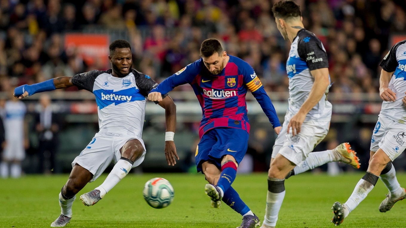 Lionel Messi (uprostred) a jeho strelecký pokus v zápase proti Deportivo Alaves.