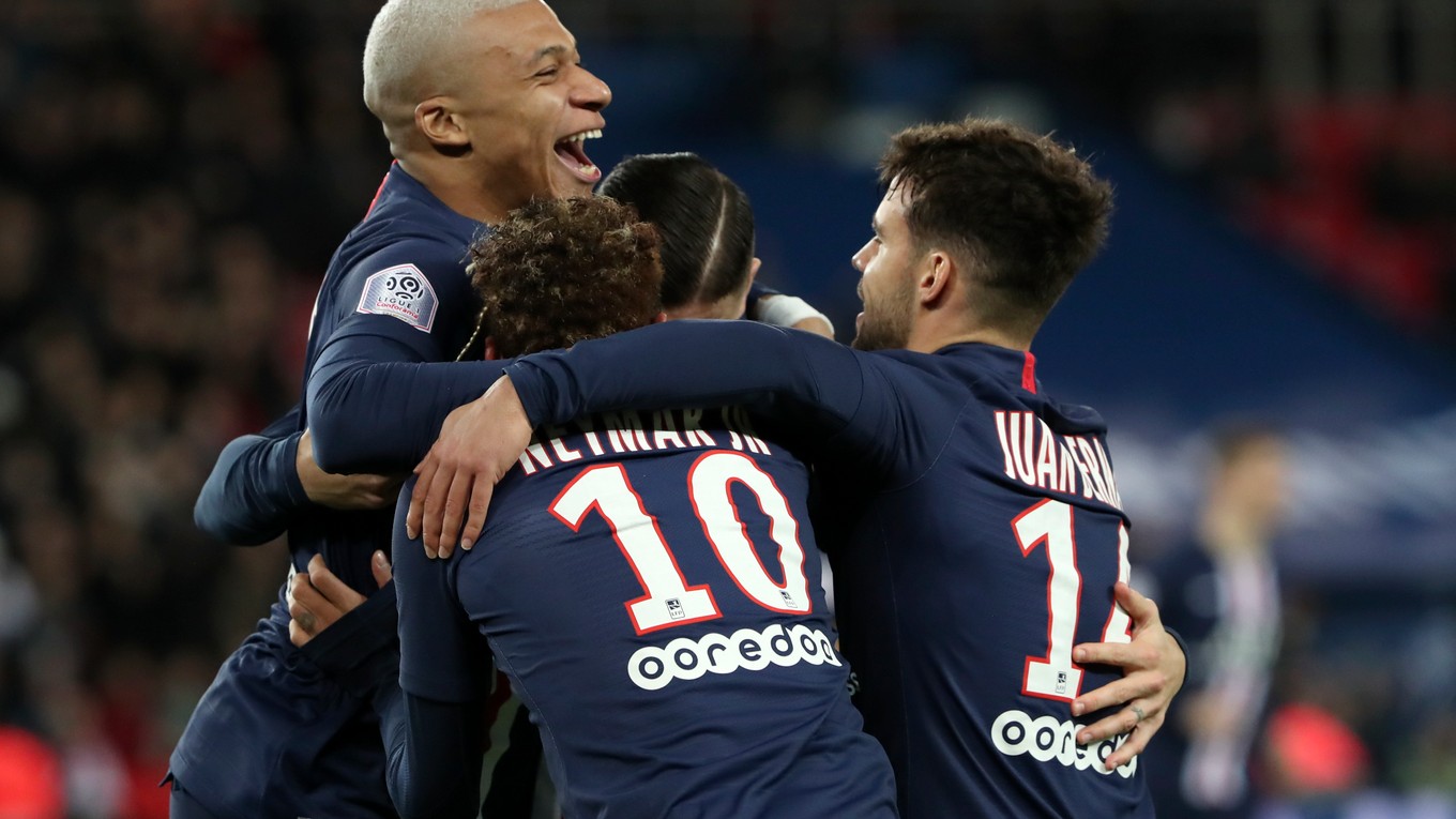 Kylian Mbappe (vľavo hore) oslavuje gól v zápase proti SC Amiens.