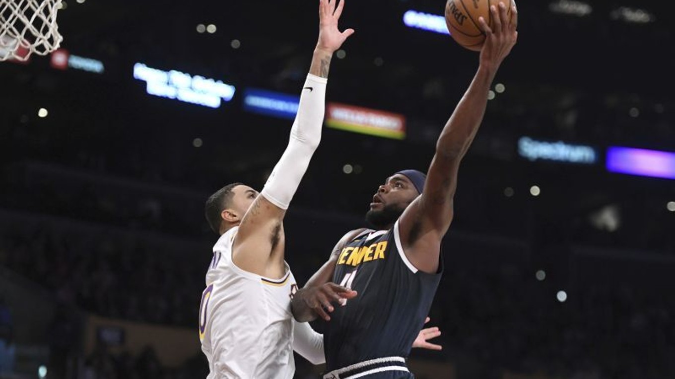 Paul Millsap (vpravo) z Denveru Nuggets a Kyle Kuzma z Lakers. 
