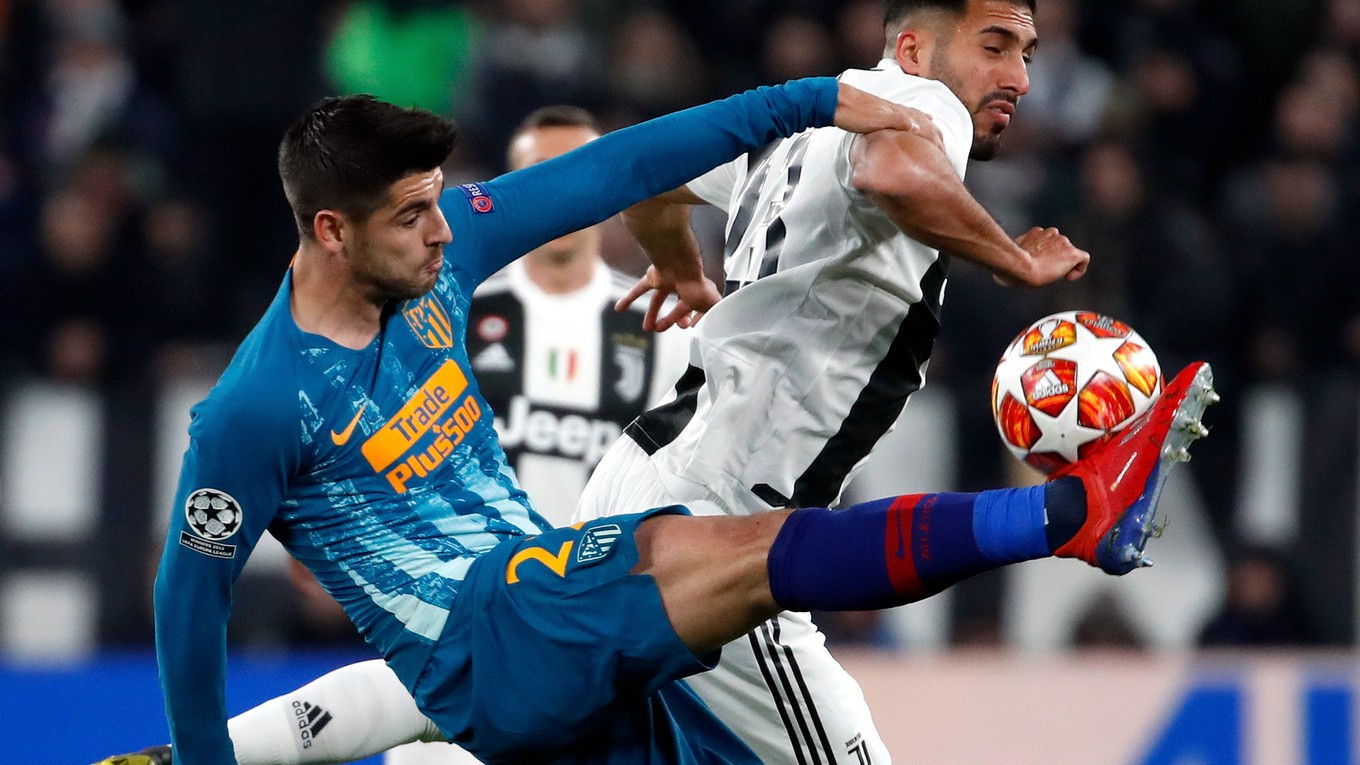 Emre Can (vpravo) a Alvaro Morata v súboji.