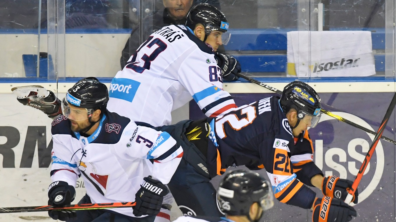 Vľavo Martin Štajnoch, uprostred Šimon Petráš, vpravo David Klhůfek v zápase 34. kola Tipsport Ligy  HC Košice - HC Slovan Bratislava.